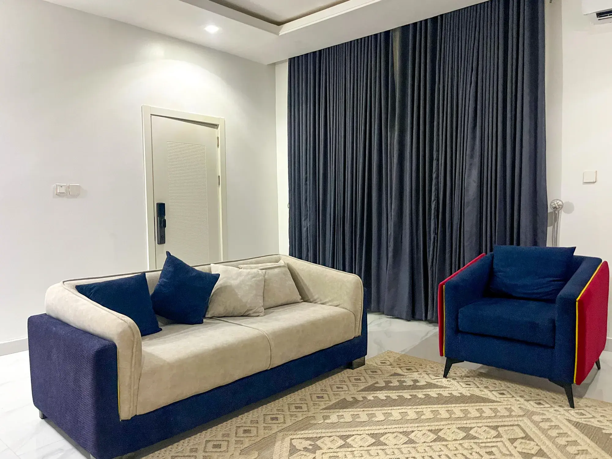 Chic Urban Retreat: 1-Bed Gem with Marble Accent Wall in Mabushi, Abuja, photo 2
