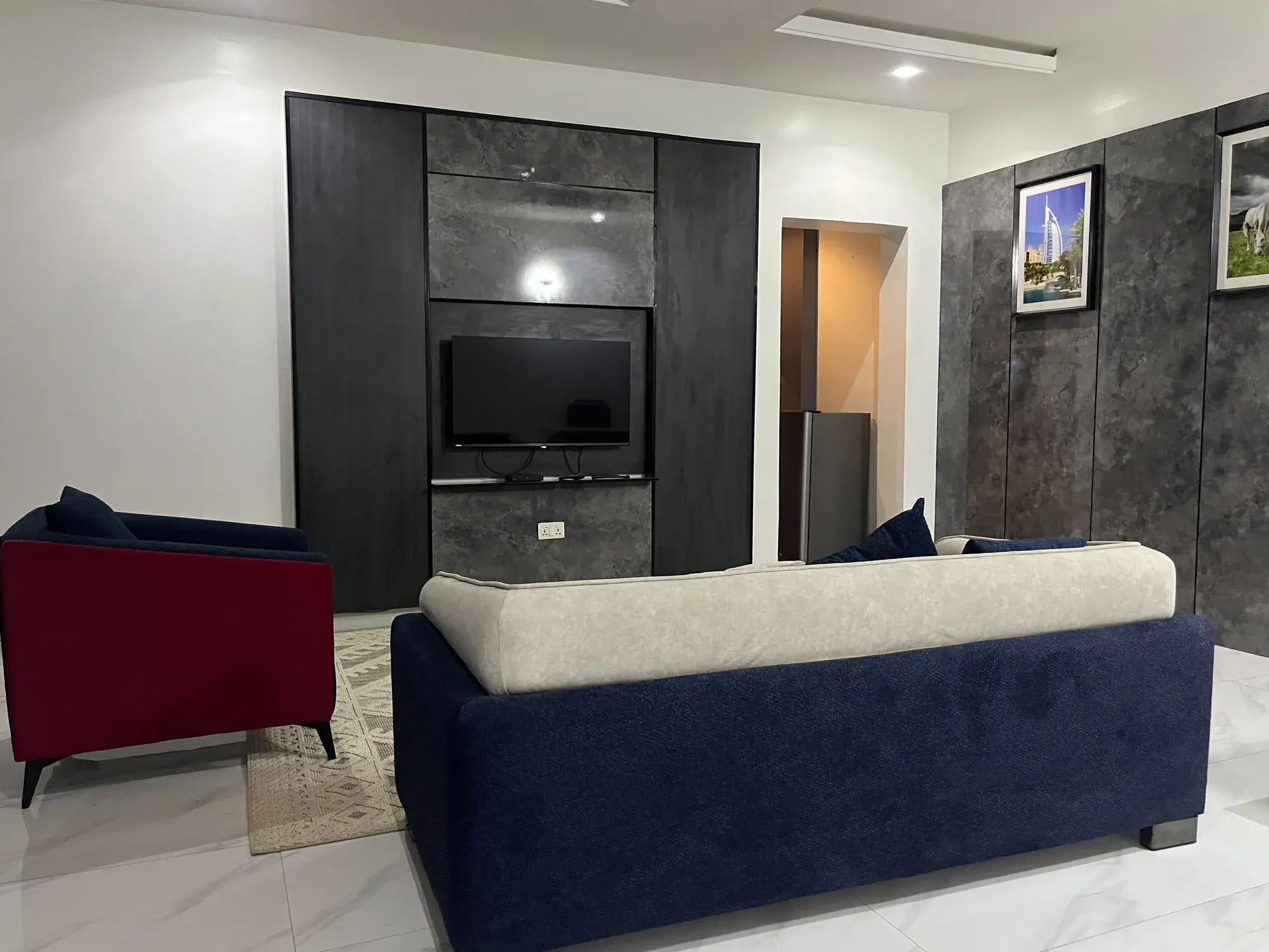 Chic Urban Retreat: 1-Bed Gem with Marble Accent Wall in Mabushi, Abuja